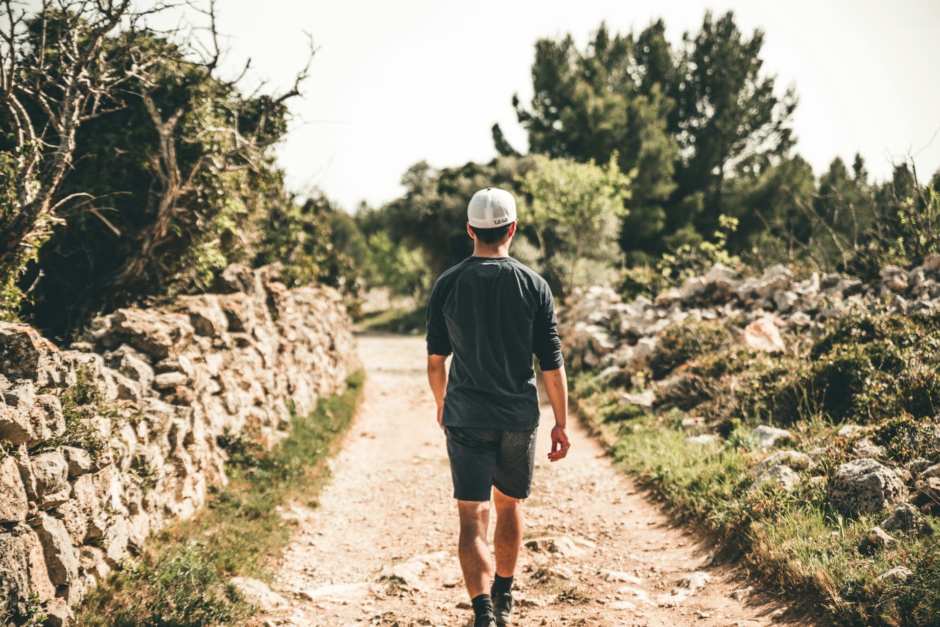 Percorrer caminhos pedestres na cidade onde vivemos ou perto permite-nos desfrutar da natureza sem grandes deslocações