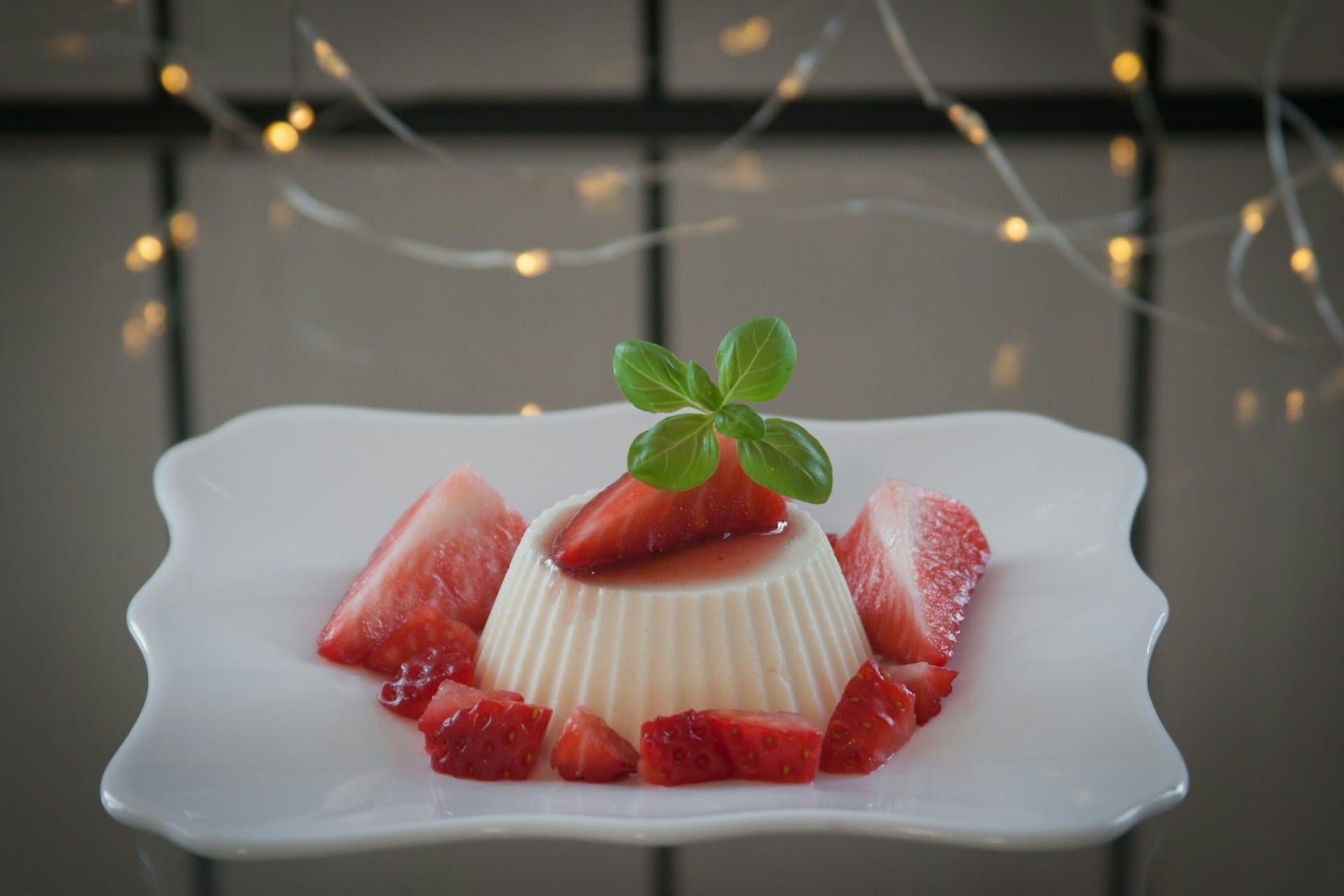 Aprenda a criar pudim de morangos perfeito para servir como sobremesa fresca nos meses de verão